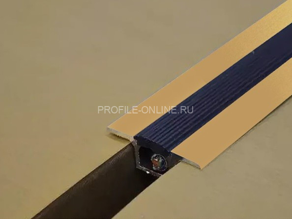Алюминиевый порог одноуровневый 37 мм противоскользящий с кабель-каналом ПК-1 Золото КЕ (черная вставка) 2,7 м (упаковка 10 штук)