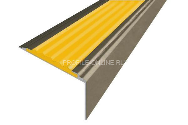 Алюминиевый угловой противоскользящий порог с резиновой вставкой 20х38 мм АУ-38-Анод шампань-желтый 2,7 м