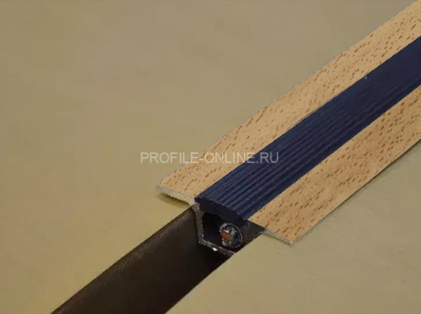 Алюминиевый порог одноуровневый 37 мм противоскользящий с кабель-каналом ПК-1 КД Бук светлый (черная вставка) 2,7 м (упаковка 10 штук)