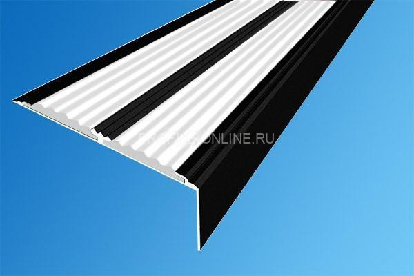 Алюминиевый противоскользящий угловой порог 70х22 мм с резиновыми вставками АУ-70-Краш черный глянец-белый 3 м