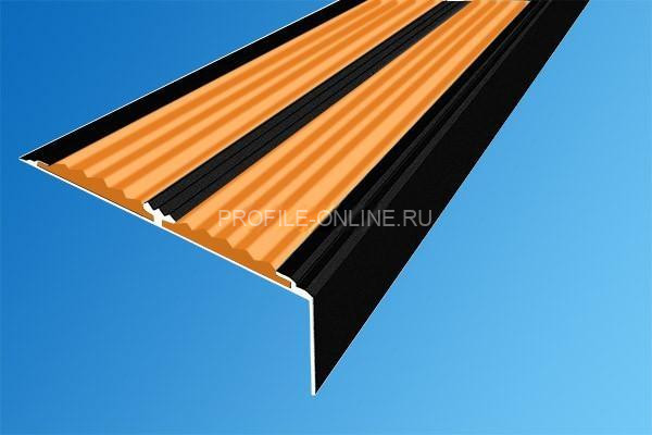 Алюминиевый противоскользящий угловой порог 70х22 мм с резиновыми вставками АУ-70-Краш черный глянец-оранжевый 3 м