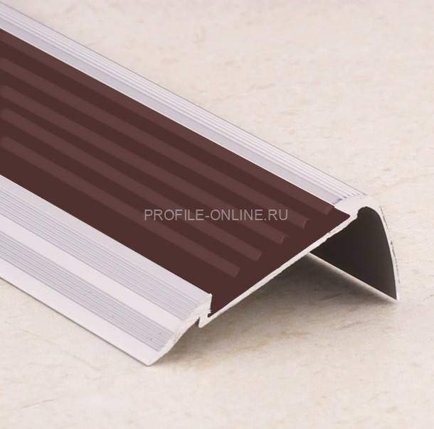 Угловой порог алюминиевый противоскользящий с резиной 48х23 мм ПО-48х23 серебро матовое-коричневый 2,7 м