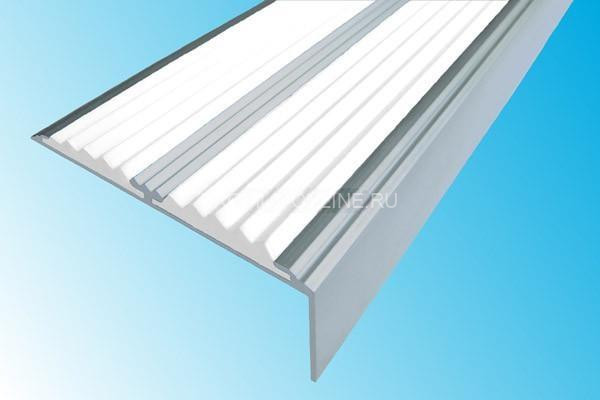 Алюминиевый противоскользящий угловой порог 70х22 мм с резиновыми вставками АУ-70 белый 2,7 м