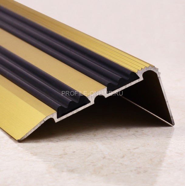 Алюминиевый порог угловой с резиновой вставкой 68х30 мм ПО-68х30 золото матовое-черный 2,7 м
