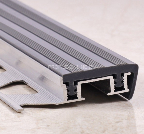 Противоскользящий порог угловой алюминиевый с резиной 32х10 мм Р-32 черный 2,7 м