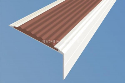 Алюминиевый угловой противоскользящий порог с резиновой вставкой 26х50 мм АУ-50-Анод белый-коричневый 3 м