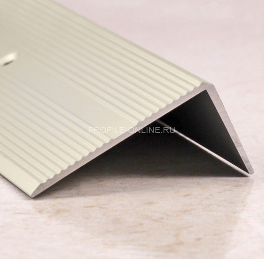 Алюминиевый порог угловой с рифлением 40х20 мм ПО-40х20 бронза светлая глянец 2,7 м