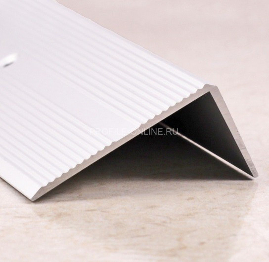 Алюминиевый порог угловой с рифлением 40х20 мм ПО-40х20 серебро глянец 2,7 м
