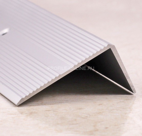 Алюминиевый порог угловой с рифлением 40х20 мм ПО-40х20 серебро матовое 2,7 м