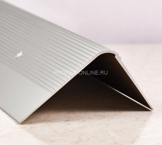 Алюминиевый порог угловой с рифлением 60х40 мм ПО-60х40 серебро глянец 2,7 м