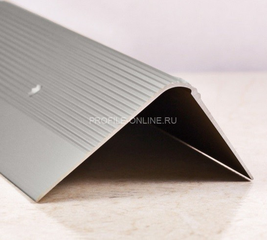 Алюминиевый порог угловой с рифлением 60х40 мм ПО-60х40 серебро матовое 2,7 м