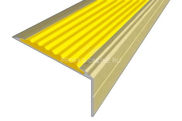 Алюминиевый угловой противоскользящий порог с резиновой вставкой 26х50 мм АУ-50-Анод золото-желтый 3 м